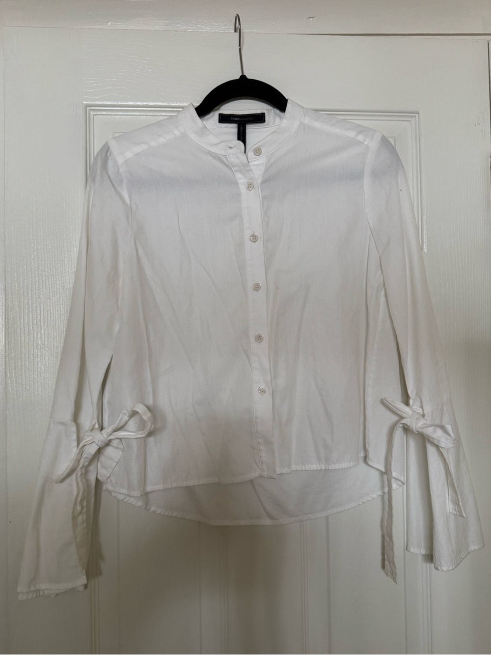 Classic White Button-Up Long Sleeve with Bow Detail on Sleeve BCBG MAXAZRIA XXS